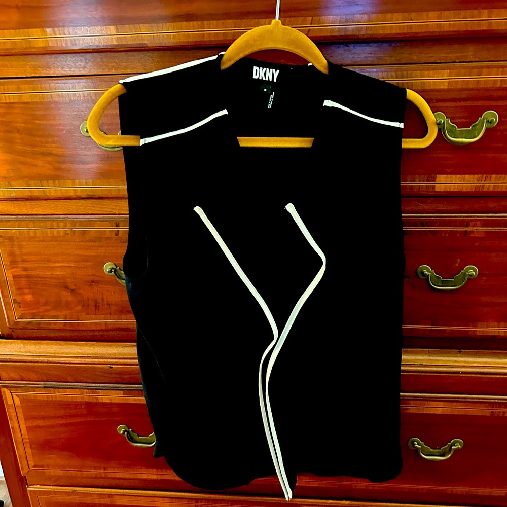 DKY SIZE M sleeveless black pullover